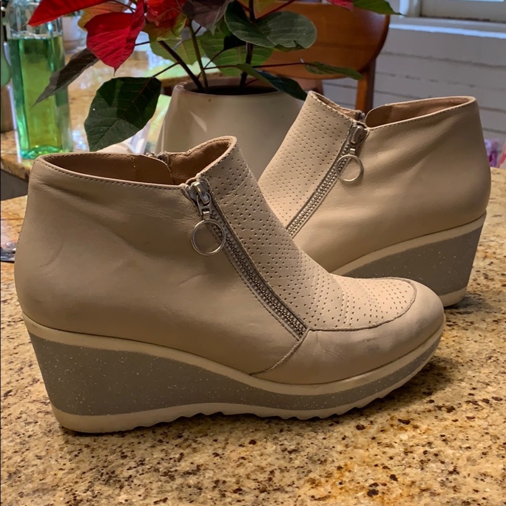 Pedro Anton off white zipper booties size 9